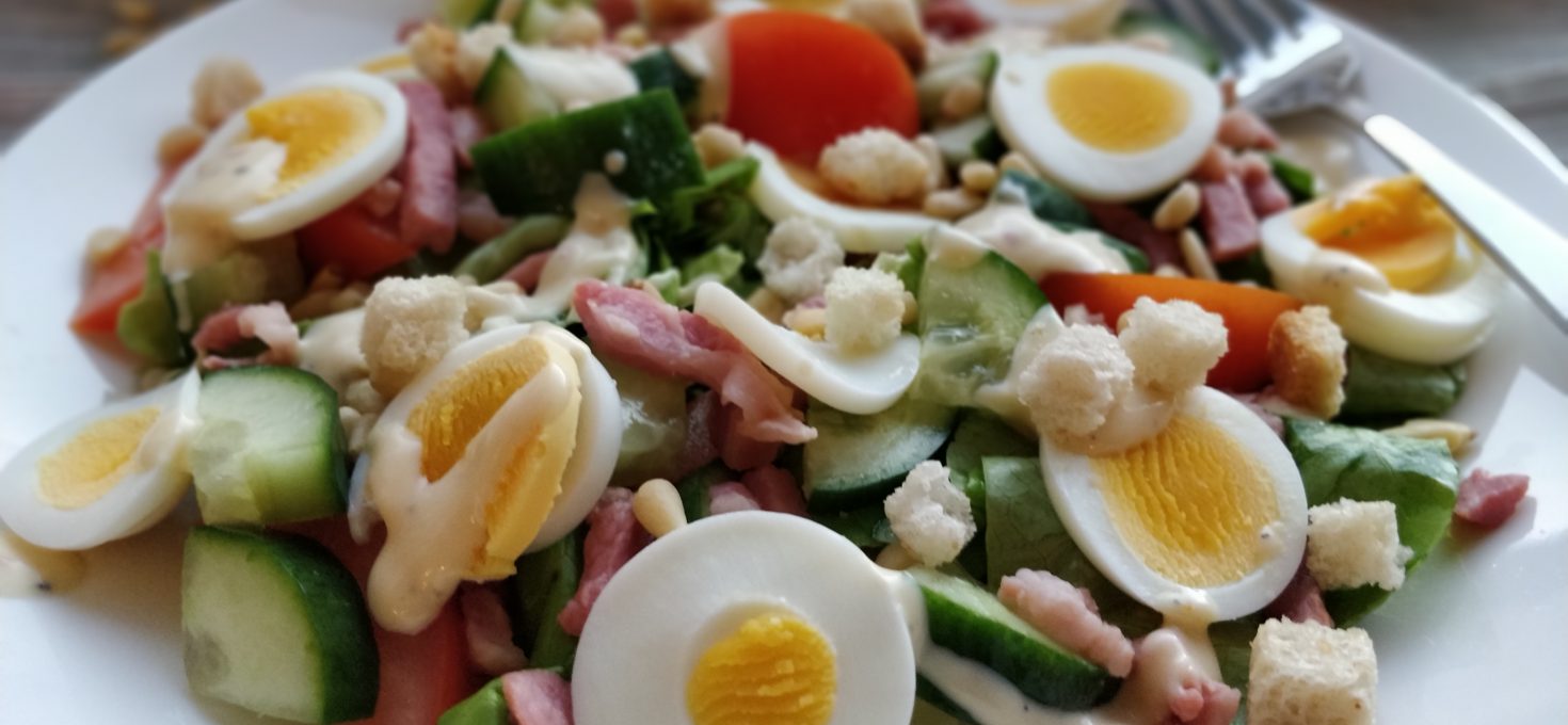 Salade met spekjes en citroendressing